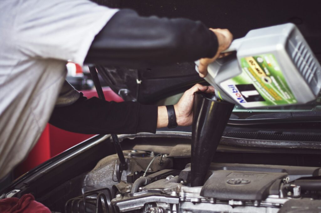 Mécanicien faisant l'entretien d'un moteur au garage EURAUTO à Clamart